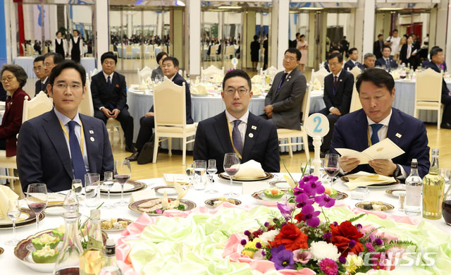 ▲ 지난해 9월 평양남북정상회담 만찬 당시 이재용 삼성전자 부회장, 구광모 LG그룹 회장, 최태원 SK그룹 회장. ⓒ뉴시스. 무단전재 및 재배포 금지.