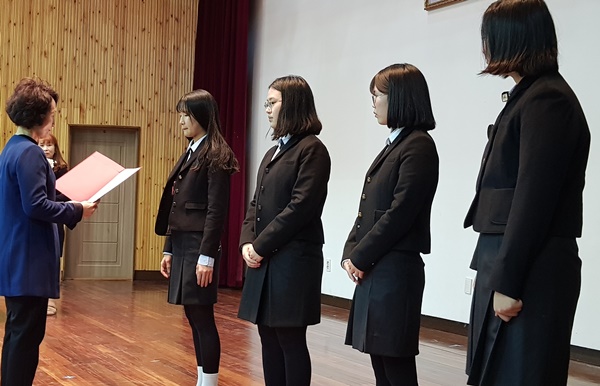 ▲ 충북 청주시청 내 청주 중앙여고 동문회원 모임인 청매화 회원들이 4일 모교 입학식에서 후배들에게 장학금을 전달하고 있다.ⓒ청주시