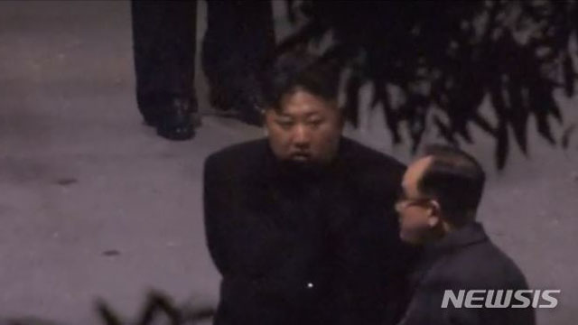 ▲ 지난달 26일 베트남으로 향하는 도중 중국 난닝역에 내려 휴식을 취하는 김정은과 그 일행. 이 모습은 TBS 등 일본 언론에 포착됐다. ⓒ뉴시스. 무단전재 및 재배포 금지.