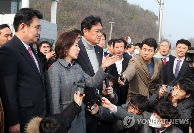 ▲ 4일 오후 충남 공주시 우성면에 위치한 공주보를 찾은 나경원 원내대표와 정진석(우) 정용기(좌) 한국당 의원.ⓒ