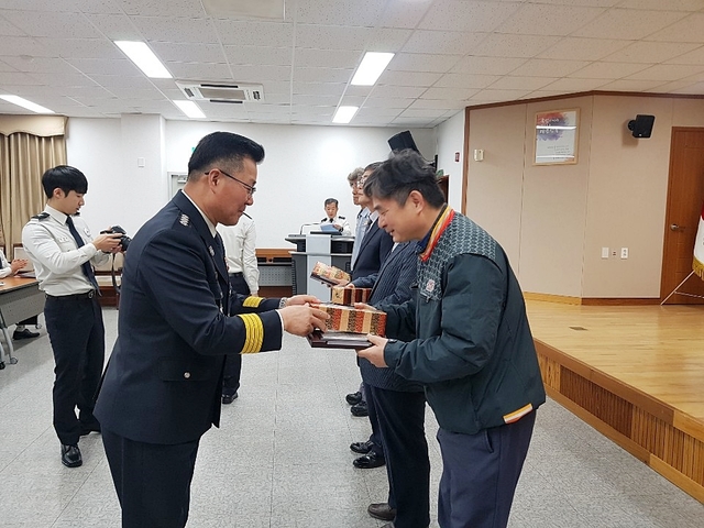 ▲ 영천우체국 윤영석 집배원(사진 오른쪽)이 영천소방서장(사진 왼쪽)으로부터 감사패를 받고 있다.ⓒ경북우정청