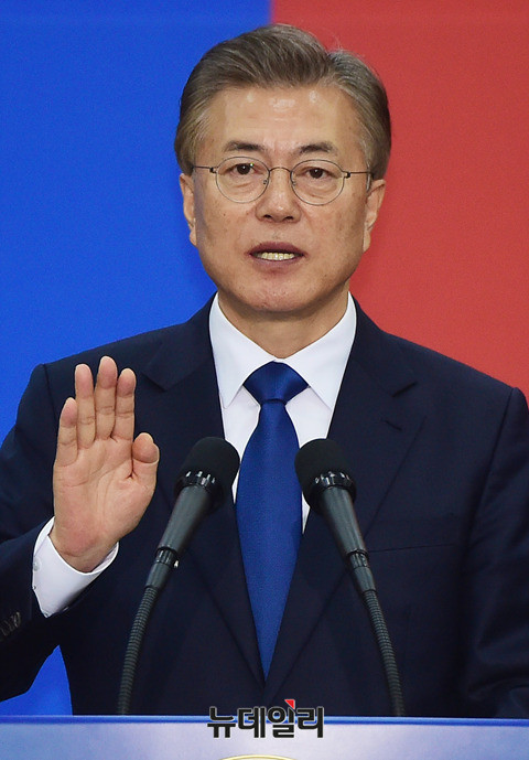 ▲ 문재인 제19대 대통령이 2017년 5월 10일 국회의사당 로텐더홀에서 열린 취임식에서 선서를 하고 있다. 사진=공동취재단