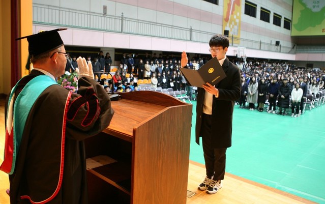 ▲ 신입생 대표 최지훈 학생(운동재활과)이 조남근 총장에게 학칙을 준수하고 꿈과 비전을 키워 나갈 것을 다짐하는 선서를 하고 있다.ⓒ대원대학교