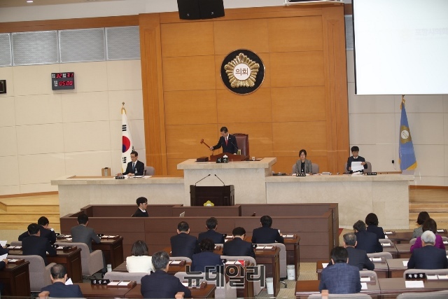 ▲ 서재원 포항시의회 의장이 제258회 임시회 제1차 본회의 개최를 선언하고 있다.ⓒ뉴데일리