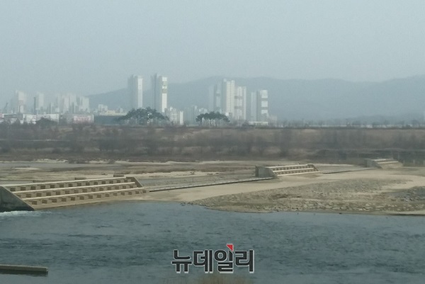 ▲ 최근 환경부가 제시한 금강 세종보 해체와 관련, 논란이 되고 있는 가운데 4일 오후 세종보 주변 하늘이 미세먼지로 온통 뿌옇기만 하다.ⓒ김동식 기자