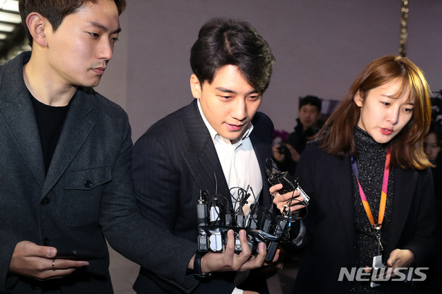 ▲ 자신이 운영에 참여했던 클럽 버닝썬에서 '성접대'를 한 의혹을 받고 있는 가수 승리(본명 이승현)가 28일 오전 서울 종로구 서울지방경찰청에서 조사를 받고 청사를 나서고 있다. ⓒ뉴시스