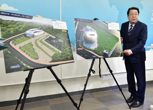▲ 이상천 시장이 5일 제천시청 브리핑 룸에서 제천예술의 전당과 세명대 상생캠퍼스 조성 계획을 설명하고 있다.ⓒ제천시