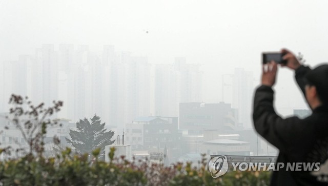 ▲ 수도권을 포함한 일부 지역에 미세먼지 비상저감조치가 내려진 4일 오후 미세먼지가 가득 차 있다.ⓒ연합뉴스