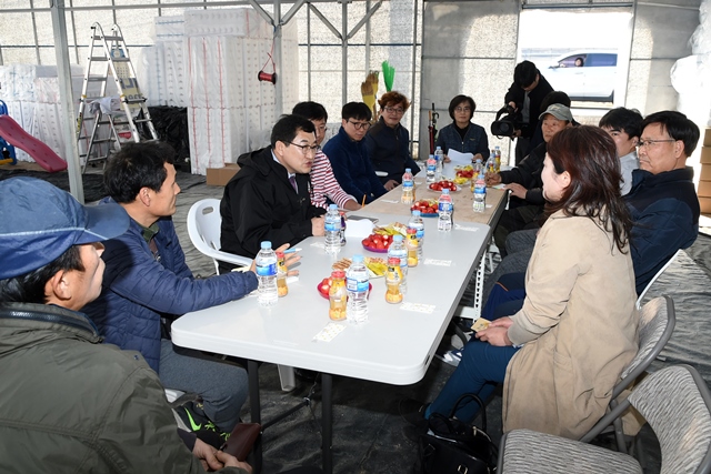 ▲ 주낙영 경주시장이 귀농인들과 좌담을 하고 있다.ⓒ경주시