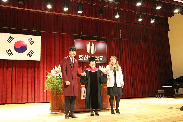 ▲ 박소경 호산대 총장(사진 가운데)이 재학생 대표와 신입생 대표의 손을 잡고 격려하고 있다.ⓒ호산대