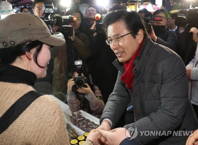 ▲ 5일 오전 새벽 7시경 황교안 자유한국당 대표가 남대문시장을 찾아 상인들과 악수하는 모습.ⓒ사진=연합