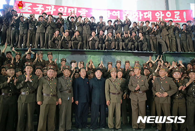 ▲ 2017년 7월 4일 탄도미사일 '화성-14형'을 발사한 뒤 북한군과 축하하는 김정은. ⓒ뉴시스. 무단전재 및 재배포 금지.