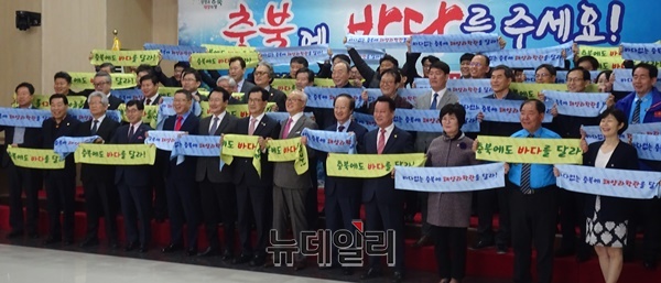 ▲ 충북도가 5일 충북도청 대회의실에서 미래해양과학관 붐 조성과 전국민의 역량 결집을 위한 ‘미래해양과학관유치추진위원회 및 100만인 서명운동’ 서명식을 가졌다.ⓒ박근주 기자