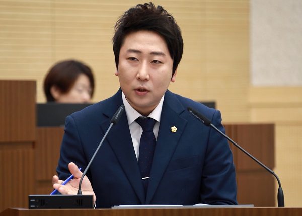 ▲ 세종시의회 임채성 의원이 5일 제55회 임시회 제2차 본회의에서 5분 자유발언을 하고 있다.ⓒ세종시의회