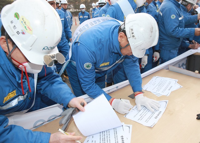 ▲ 캠페인에 참석한 직원들이 안전다짐 서약서에 서명을 하고 있다.ⓒ포스코