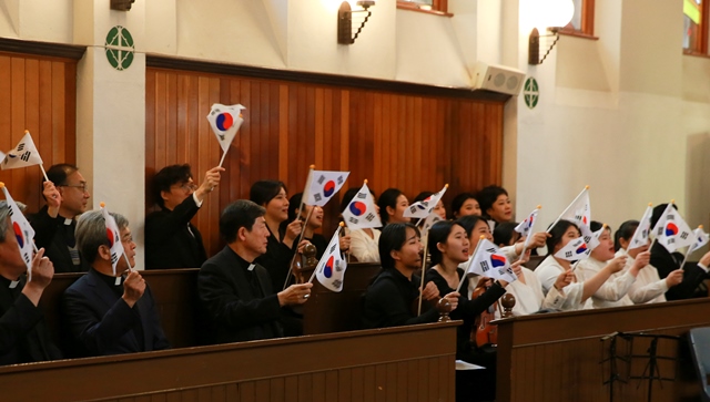 ▲ 5일 대구가톨릭대 유스티노캠퍼스 성유스티노성당에서 열린 ‘3‧5 만세운동 기념 작은 음악회’에서 참석자들이 태극기를 흔들며 “대한독립만세”를 함께 외쳤다.ⓒ대가대