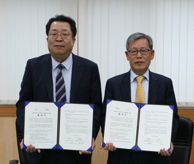▲ 이상천 제천시장(왼쪽)과 조남근 대원대 총장이 상생발전을 위한 업무협약을 하고 있다.ⓒ대원대학교