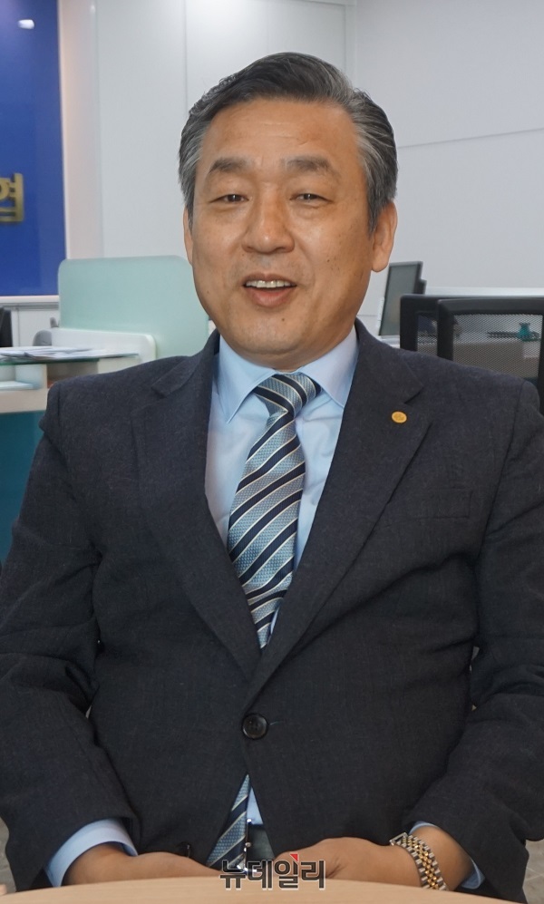 ▲ 송재용 남청주신협 이사장이 만장일치로 재선된 뒤 남청주신협 하늘정원에서 뉴데일리와 인터뷰를 하고 있다. ⓒ김정원 기자