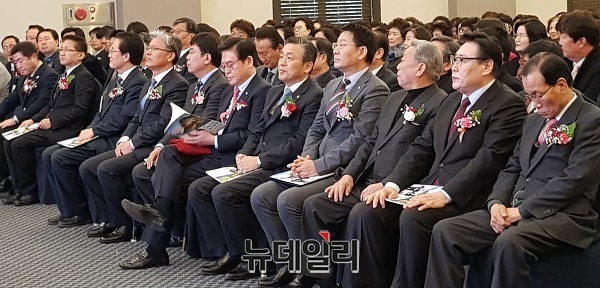 ▲ 송재용 남청주신협 이사장(우측 5번째)이 지난달 20일 남청주신협 정기총회 개회에 앞서 정우택 국회의원 등 내빈들과 함께 앞자리에 앉아 있다.ⓒ뉴데일리 D/B