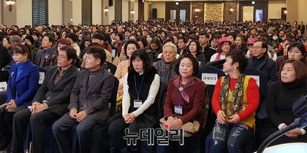 ▲ 남청주신협 정기총회가 지난달 20일 청주 S컨센션에서 조합원 2000여 명이 참석한 가운데 열렸다. 조합원들이 정기총회에 앞서 사회자로부터 내빈 소개를 듣고 있다.ⓒ김정원 기자