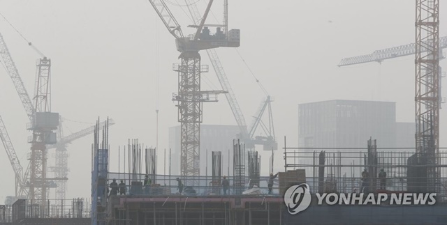▲ 5일 세종시의 한 아파트 공사현장 근로자들이 미세먼지 속에서 작업 중이다. ⓒ연합뉴스