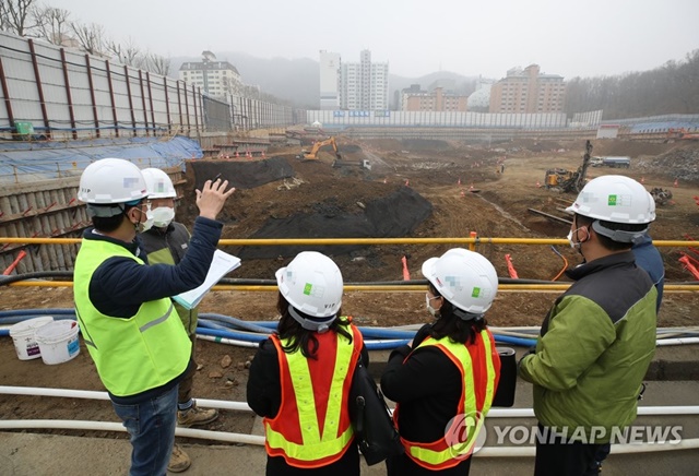 ▲ 5일 서울 서초구의 한 아파트 재건축 건설현장에서 서울시 관계자들이 비산먼지 발생 여부 등을 점검하고 있다. ⓒ연합뉴스
