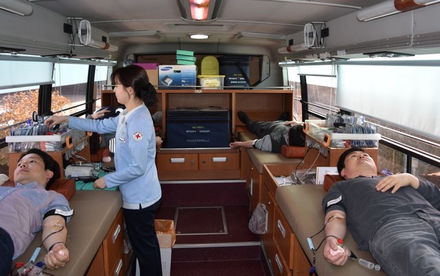 ▲ 5일 아세아시멘트 제천공장 직원들이 헌혈을 하고 있다.ⓒ아세아시멘트
