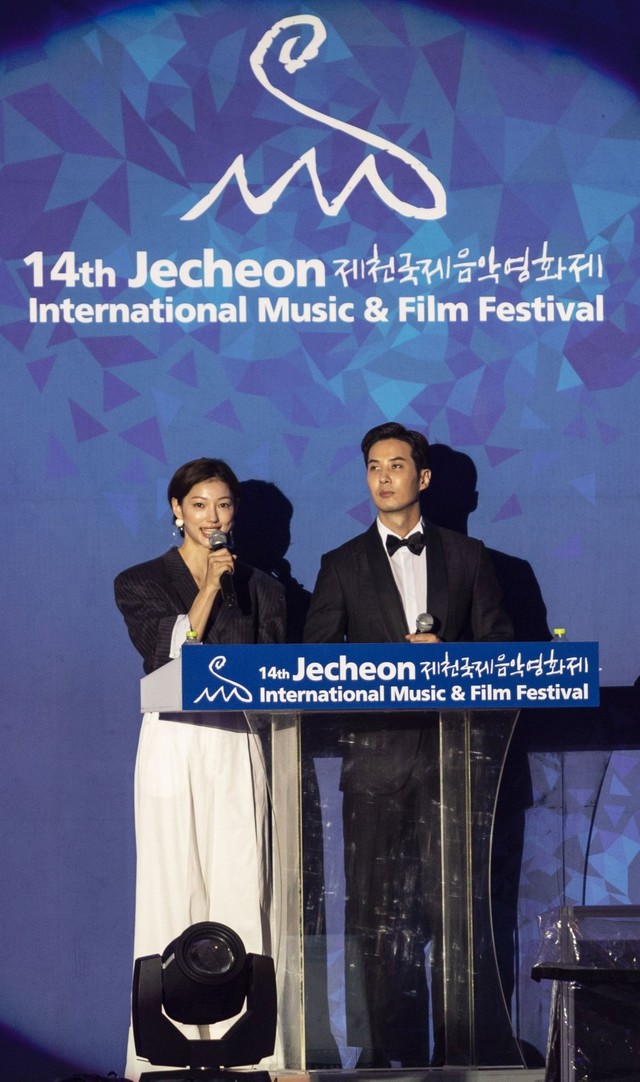 ▲ 지난해 제14회 제천국제음악영화제 개막식에서 배우 김지석과 이엘이 사회를 보고 있는 모습.ⓒ제천국제음악영화제