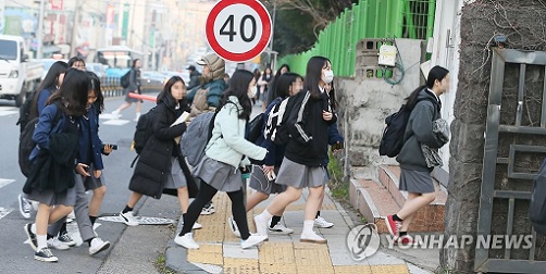 ▲ 사상 처음으로 제주에 미세먼지로 인한 비상저감조치가 내려진 5일 고등학생들이 마스크를 착용한 채 등교하고 있다. ⓒ연합뉴스