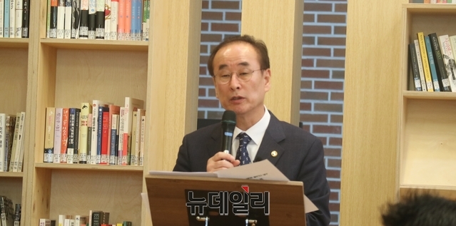 ▲ 장세용 구미시장이 6일 구미시청 북카페에서 기자회견을 갖고 있다.ⓒ뉴데일리