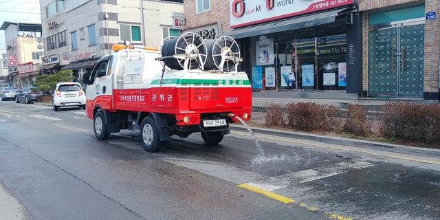 ▲ 군위군은 지난 5일 경북 전역에 미세먼지 비상저감 조치가 발령에 따라 9일까지 방진막과 살수시설 가동 및 조업시간 단축을 계도했다.ⓒ군위군
