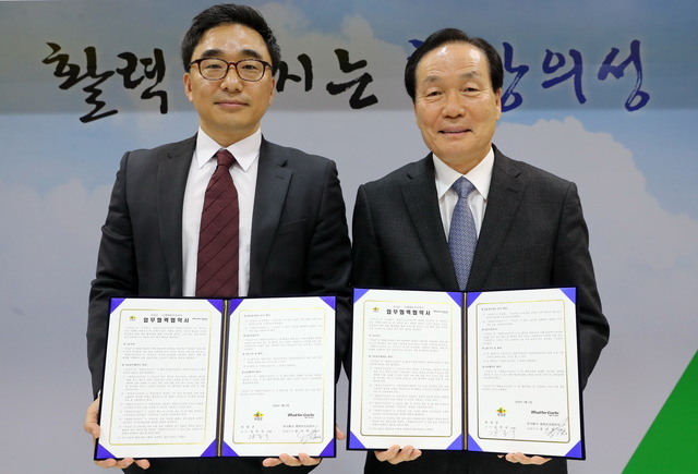 ▲ 김주수 의성군수(오른쪽)은 지난 5일 군청 영상회의실에서 국내 마늘 전문 외식전문업체인 ㈜엠에프지코리아 윤나라 대표가 참석한 가운데 의성마늘 사용에 따른 상호 협력을 진행한다는 내용의 업무협약을 체결했다.ⓒ의성군