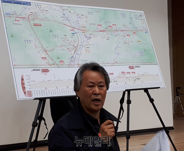 ▲ 세종시균등발전번영위원회 고진광 회장이 “최초 설계안은 직선 도로였는데, 2차노선 설계안이 곡선으로 변경되면서 인터체인치 위치도 변경되는 등 노선 설계안이 대폭 수정됐다”고 지적하고 있다.ⓒ김동식 기자