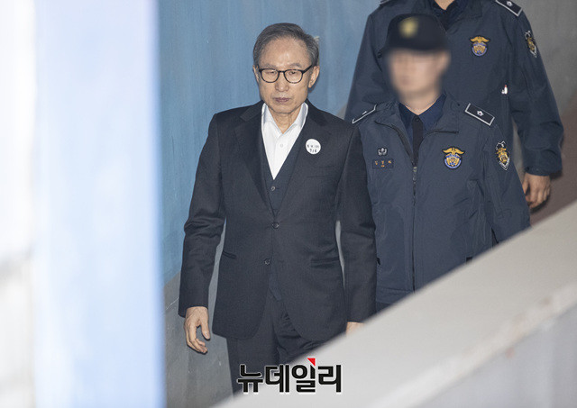 ▲ 호송차에서 내려 법정 향하는 이명박 전 대통령ⓒ뉴데일리DB