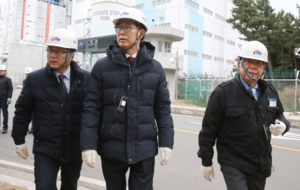 ▲ 양승조 충남도지사가 태안 화력발전소를 방문해 매연 배출 현장 시설들을 둘러보고 있다.ⓒ충남도