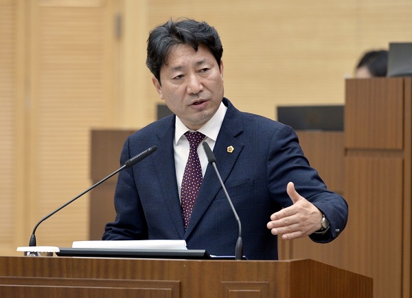 ▲ 세종시의회 윤형권 의원은 6일 열린 제55회 임시회에서 시정질문을 하고 있다.ⓒ세종시의회