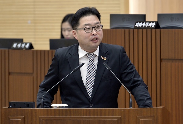 ▲ 세종시의회 윤형권 의원은 6일 열린 제55회 임시회에서 시정질문을 하고 있다.ⓒ세종시의회