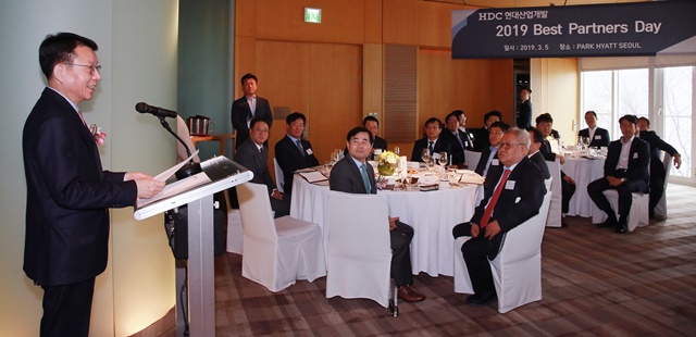 ▲ 김대철 HDC현대산업개발 사장이 '베스트 파트너스 데이' 행사에서 축사를 하고 있다. ⓒHDC현대산업개발