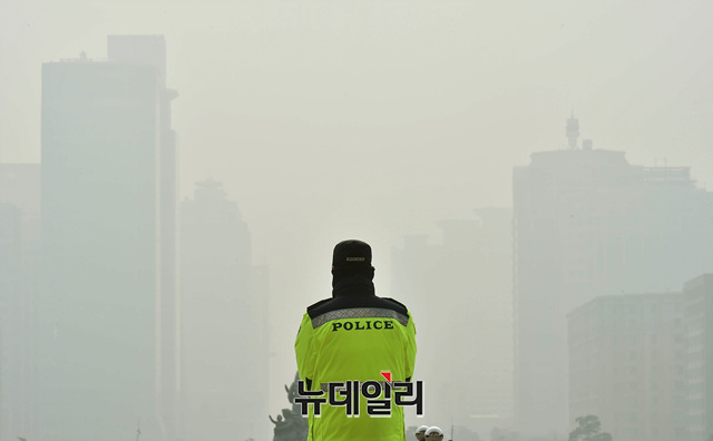 ▲ 고농도 미세먼지로 비상저감조치가 시행된 5일 오전 국회 인근에서 경찰이 경계 근무를 서고 있다. ⓒ이종현 기자