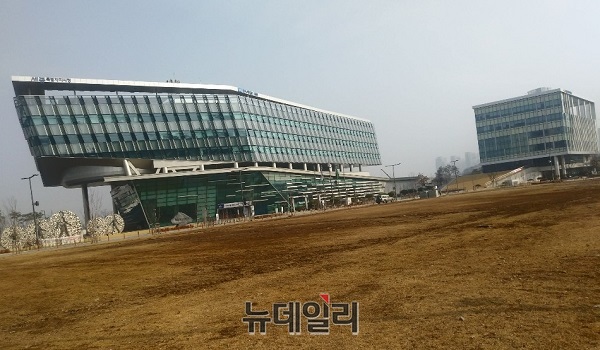 ▲ 최근 연이은 미세먼지로 몸살을 앓고 있는 가운데 6일 오전 세종시청사 주변 하늘이 비교적 맑아 보이나 겨울동안 설치했던 썰매장과 스케이트장이 철거되면서 잔디광장이 엉망진탕으로 변해있다.ⓒ김동식 기자