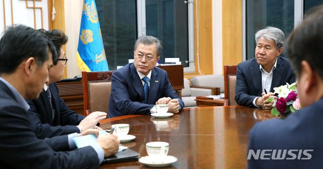 ▲ 지난 5일 청와대에서 관계장관들에게 미세먼지 문제에 대해 보고받는 문재인 대통령. 그 대책이 6일 나왔다. ⓒ뉴시스. 무단전재 및 재배포 금지.