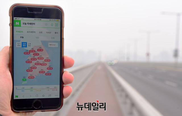 ▲ 수도권에 6일째 미세먼지 비상저감조치가 시행된 6일 오전 서울 영등포구에서 서강대교 쪽으로 바라본 한강공원이 미세먼지로 인해 뿌옇다. ⓒ박성원 기자