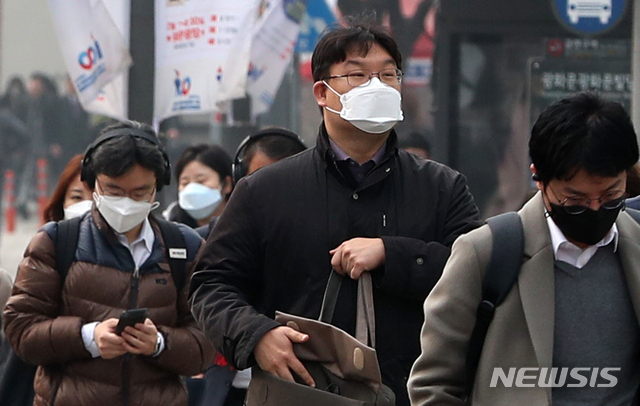 ▲ 6일 마스크를 쓴 채 출근하고 있는 시민들ⓒ뉴시스. 무단 전재 및 재배포 금지.