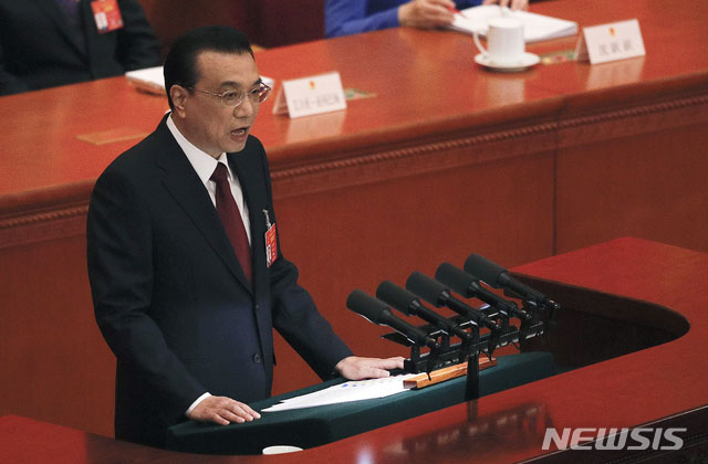 ▲ 지난 5일 전인대에서 정부 업무보고를 하는 리커창 총리. ⓒ뉴시스 AP. 무단전재 및 재배포 금지.