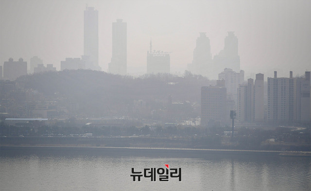 ▲ 최악의 미세먼지로 6일 수도권 미세먼지 비상저감조치가 사상 처음 엿새째 시행됐다.ⓒ뉴데일리 DB