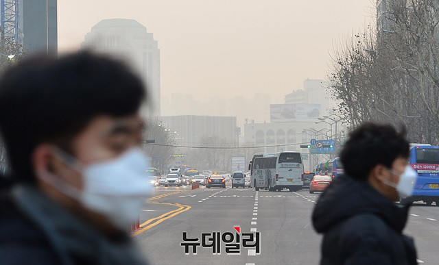 ▲ 미세먼지 마스크를 착용하고 길거리를 걷는 시민들.ⓒ뉴데일리 DB