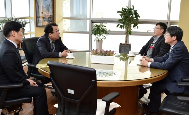 ▲ 이상천 시장(왼쪽 두번째)이 최근 국민건강보험공단 인재개발원 장수목 원장(오른쪽)을 만나 제천시 시책사업 협조를 당부하고 있다.ⓒ제천시