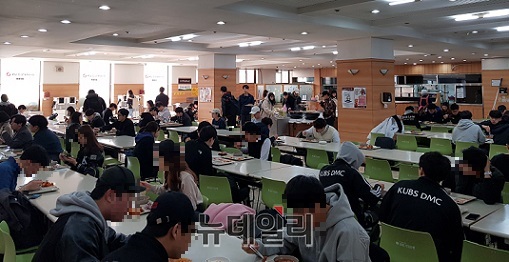 ▲ 7일 서울 성북구 고려대학교 학생회관 식당에서 재학생들이 아침 식사를 하고 있다. 고려대는 1천원으로 조식을 이용할 수 있는 '마음든든 아침'을 운영 중이다. ⓒ류용환 기자