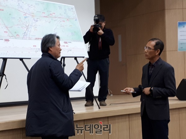 ▲ 지난 5일 세종~안성 구간의 환경영향평가 결과를 설명하는 자리에서 설계변경에 대한 설명자가 한국도로공사 측이 아닌 개인 설계사 직원임이 밝혀지자 주민들이 반발하며 따져 묻고 있다.ⓒ김동식 기자
