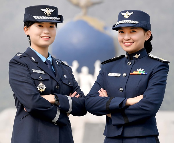 ▲ 공사 67기 사관생도 졸업 및 임관식에서 대통령상을 수상하는 김도희 소위(왼쪽)와 칠리안 페냐로자 필리핀 여자 수탁생 생도.ⓒ공군사관학교